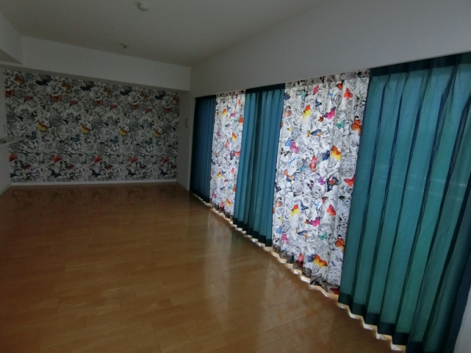 オズボーン リトルの壁紙とカーテンで華やかな空間にの施工例 ルームインテリアプロダクツ